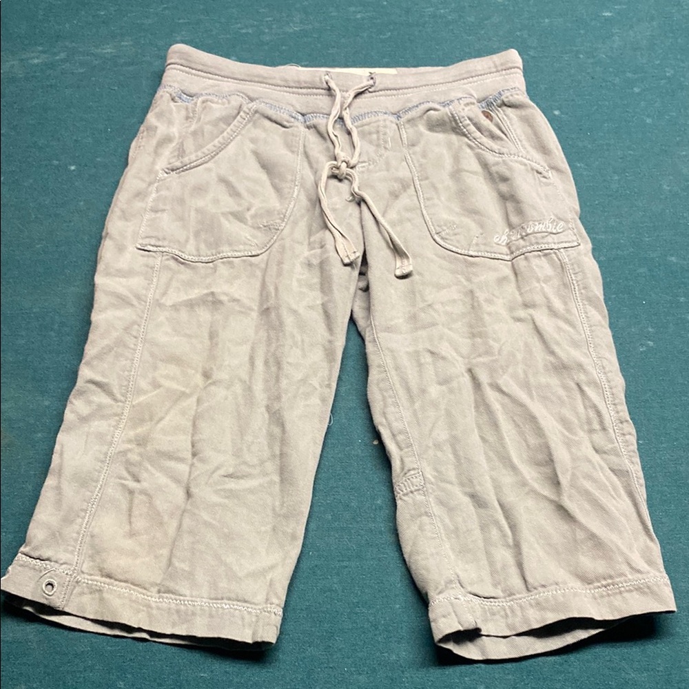 Abercrombie Green Cargo Shorts with Elastic Waistband and Relaxed Fit